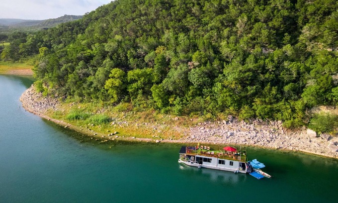 Lower Basin Lake Travis Boat Rental | Houseboat-Yacht Nestled In A Lake Travis Cove