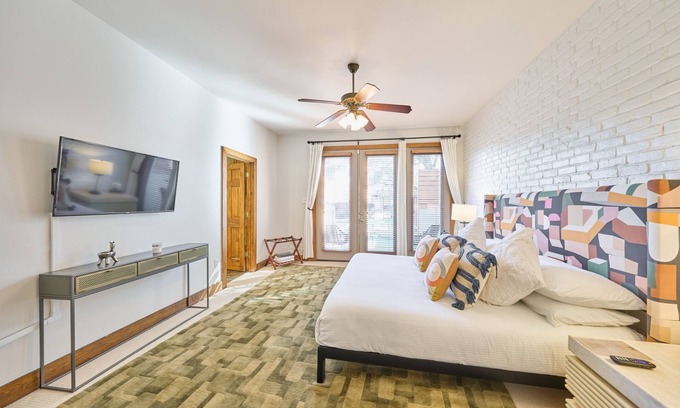 Greater Heights House | Houston Heights + Private POOL - Church House!
