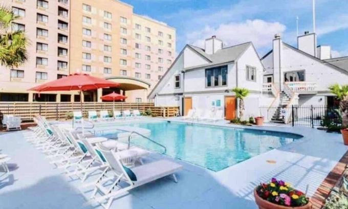 Astrodome Apartment | Houston Medical Center Loft with Pool near NRG Stadium