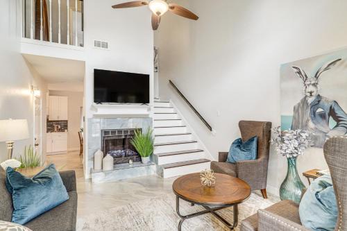 Barker House | Houston Retreat with Smart TVs Walk to Golf Course!