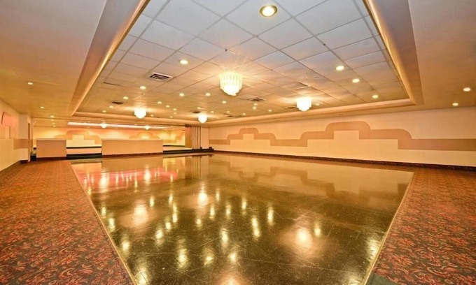Fair Plain Hotel | Howard Johnson by Wyndham Benton Harbor/St. Joseph