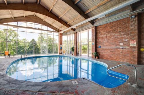 Branson Theater District Hotel | Howard Johnson by Wyndham Branson Theatre District