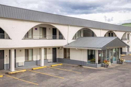 City Centre Hotel | Howard Johnson by Wyndham Downtown Kamloops
