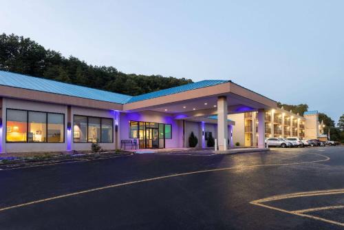 Salem Hotel | Howard Johnson by Wyndham Salem Hotel & Conference Center