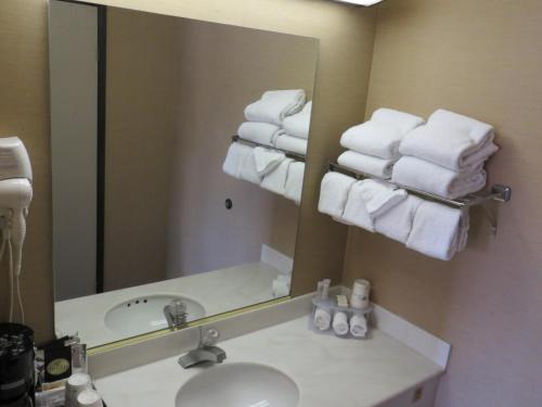 Delthorne Hotel | Howard Johnson by Wyndham Torrance