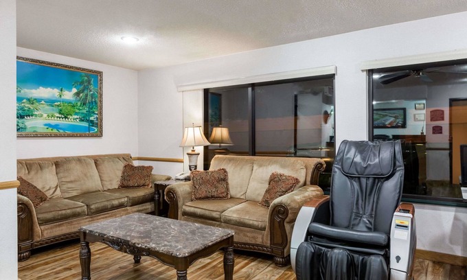 Wichita Hotel | Howard Johnson by Wyndham Wichita Airport