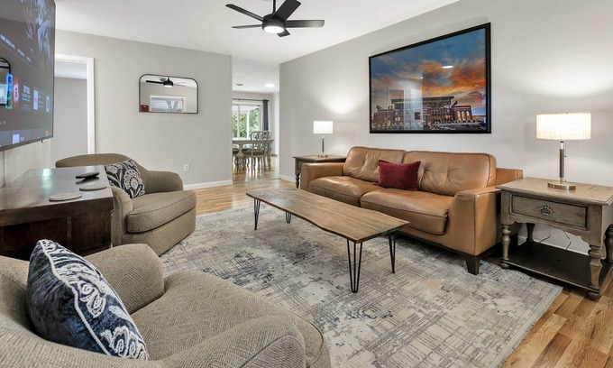 College Station House | Howdy: King Beds/2 Miles to Campus (4BR/2Ba)