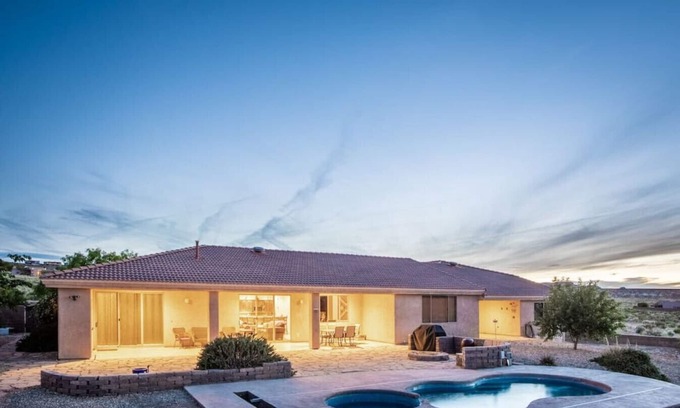 Greenehaven House | HOZHO: Pool, Hot Tub, Fast WiFi, Level 2 EV PHEV Charger & Lake Powell Views