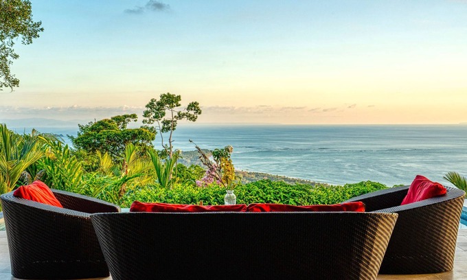 Ballena House | HR3 Spectacular Ocean Views, 5 min to Beach - concierge service - security guard