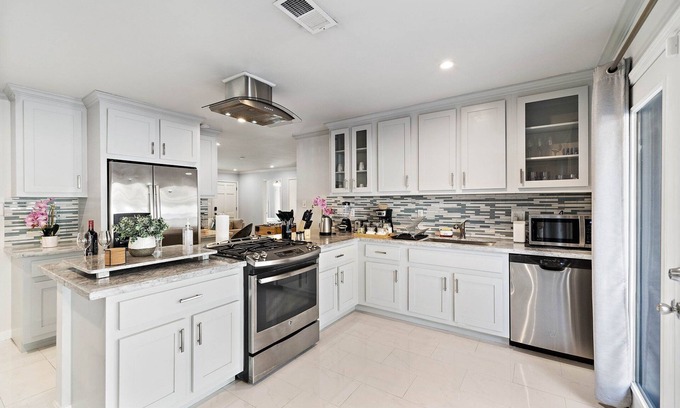 Brookhollow House | Htown Pool Nr Heights, Galleria | HotTub | Games