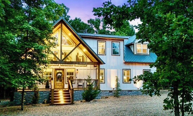 Broken Bow Cabin | HUCKLEBERRY FARM, Oversized decks, Romantic, Hot Tub, Bed Swing, Secluded, Creek
