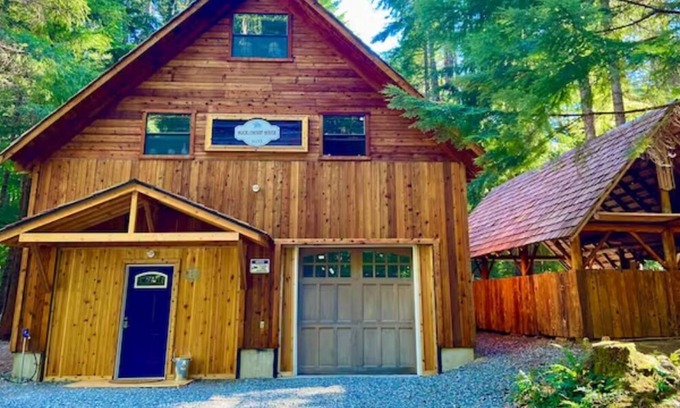 Enumclaw Cabin | Huckleberry House - Lodge style Mountain Retreat