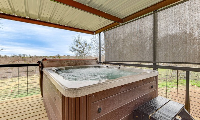 Hudson Oaks House | Hudson Oaks Country Creekside Home: Hot Tub & Deck