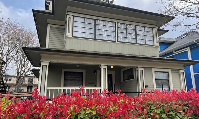 Eugene Hotel | Huge, 16 Room Property - 376 Eugene House
