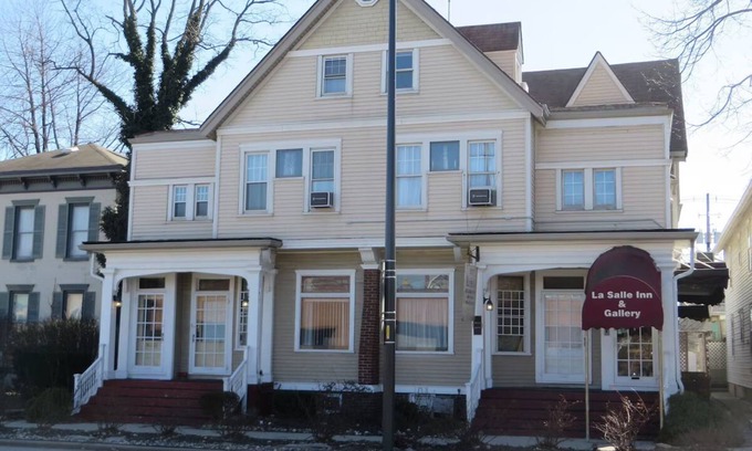 West Central Apartment | Huge 2000 sqft in the Center of the City
