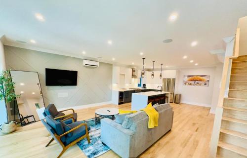 The Heights Villa | Huge 2000 sqft Luxury & Stylish Condo minutes to New York