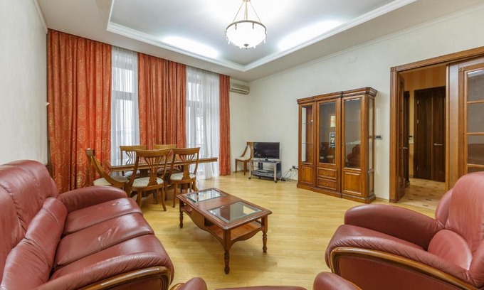 Besarabka Apartment | Huge 3 Bedroom Apartment Next to Gulliver & Synagogue