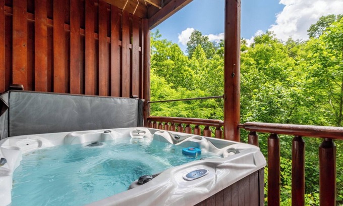 Sevierville Cabin | *Huge 3BD with Hot Tub + Pool + Views! Near Town!*
