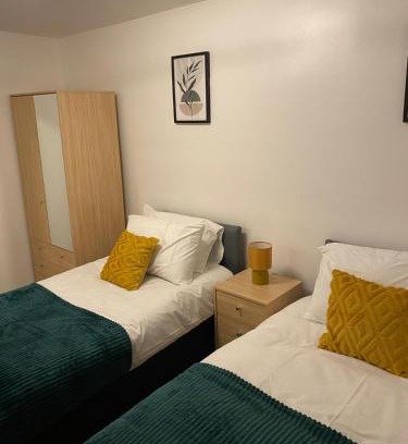 Harlow House | Huge 3BR House in Harlow