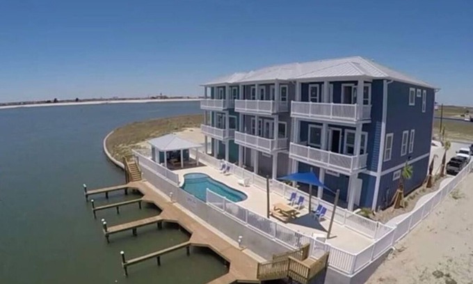 Corpus Christi House | HUGE 4BR/3BA! Pool, Beach & Boat Slip! 4 Car Garage