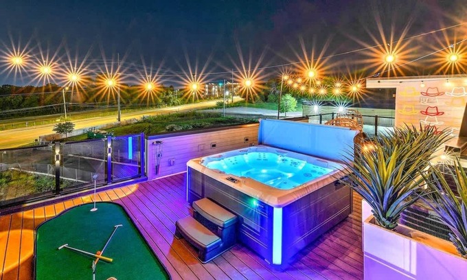 Haynes Area House | Huge 4BR w/Game Room, Pool & Rooftop Spa -13 Beds!