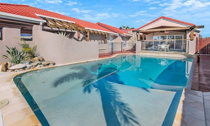 Burleigh Waters House | Huge 4BR Waterfront Home with Pool Burleigh Waters