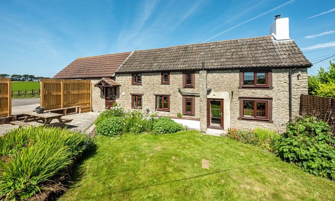 Upton Cheyney Cottage | Huge 5 bedroom cottage with hot tub sleeps 18