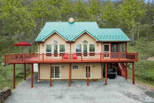 Berkeley Springs House | Huge 5 Bedroom Modern Cabin wHot Tub, Deck, WiFi