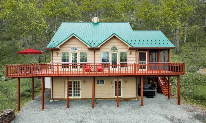 Berkeley Springs Cabin | Huge 5-Bedroom Modern Cabin w/Hot Tub, Deck, WiFi