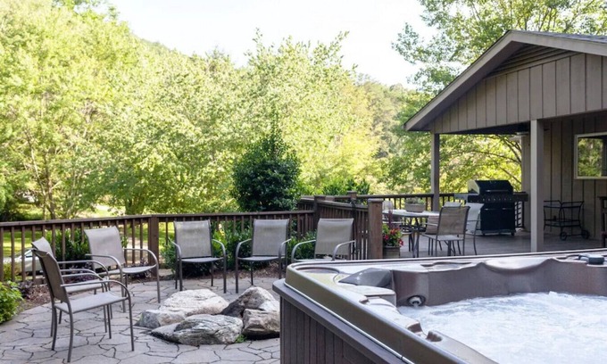 Asheville Villa | Huge 5br + gourmet kitchen, hot tub, fire pit 15min to DT, 3mi to BRP