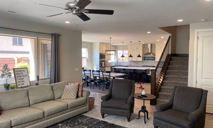 Santa Clara House | HUGE! 6 Bed, 8 Bath Home, Water Park, Lazy River, Fire pit, near Tuacahn, Views!