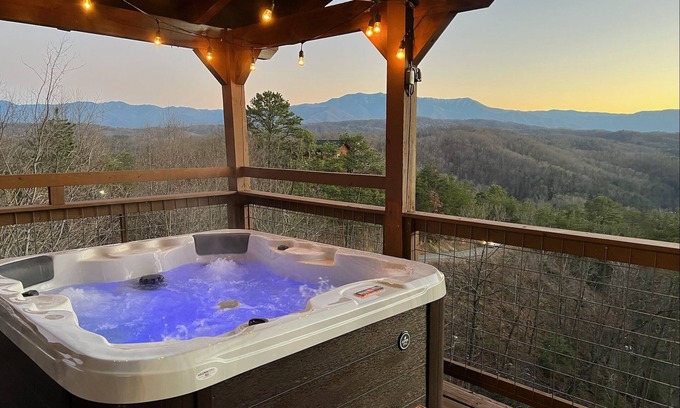 Gatlinburg - Pigeon Forge Cabin | HUGE AMAZING Mtn Views! Great Location! Game Room! Hot Tub, Spacious! Privacy!