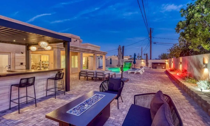 Lake Havasu City House | Huge backyard with pool, hot tub, BBQ, and putting green.