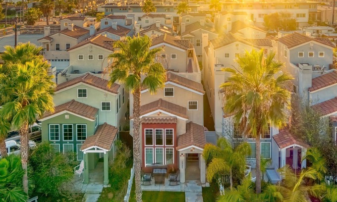 Townsite House | ☀️HUGE Beach House!☀️3 blocks to BEACH🏖Ocean View🏝 3 BR/2.5BA