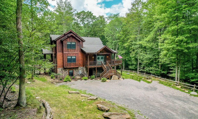 Oakland House | Huge, Beautiful and Quiet Home with Amazing Amenities