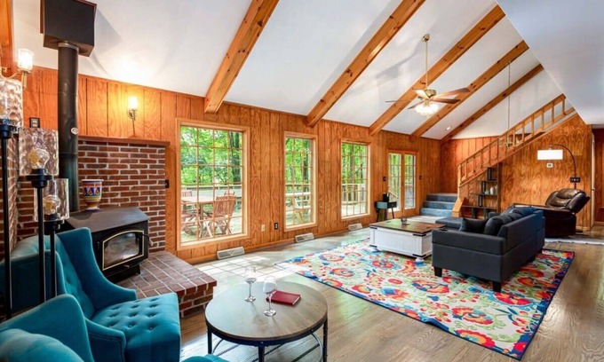 Berkeley Springs Cabin | Huge Cabin w Hot Tub, Deck, Grill & WiFi