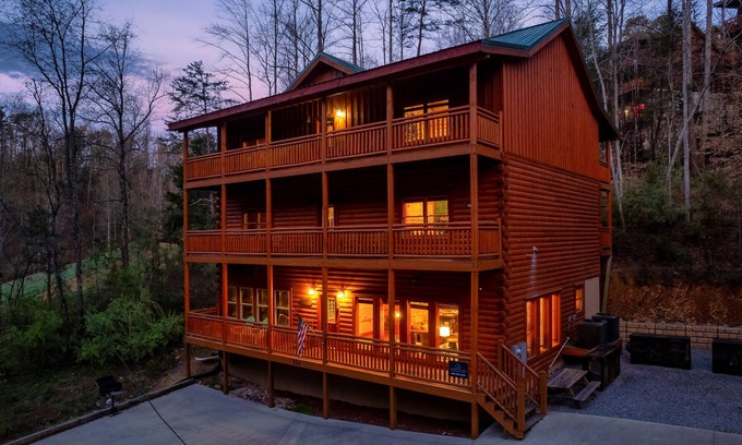 Gatlinburg - Pigeon Forge Cabin | HUGE Cabin with PRIVATE POOL!