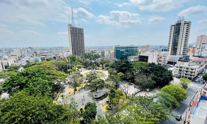 Guayaquil Condo | HUGE Condo Overlooking Midtown Guayaquil - Entire floor/Walking Distance