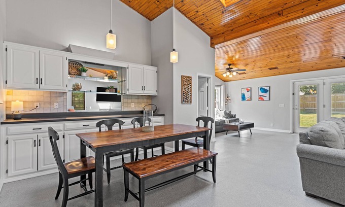 Overland Park House | Huge Entertainment Room + King Suite & 6 TVs!