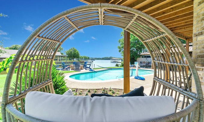 Granbury House | Huge Family Lakehouse · TWO Game Rooms, Fire Pit, Fishing, Kayaks, Pet Friendly