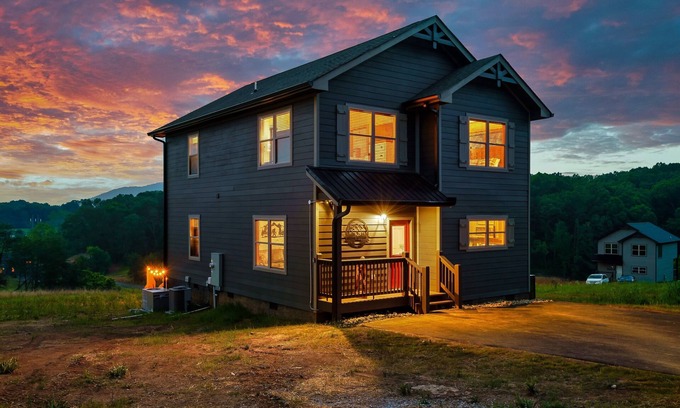Sevierville Cabin | HUGE Fire Pit, Flat Roads, Pets OK, Stadium Theater, Hot Tub, 350mb WIFI