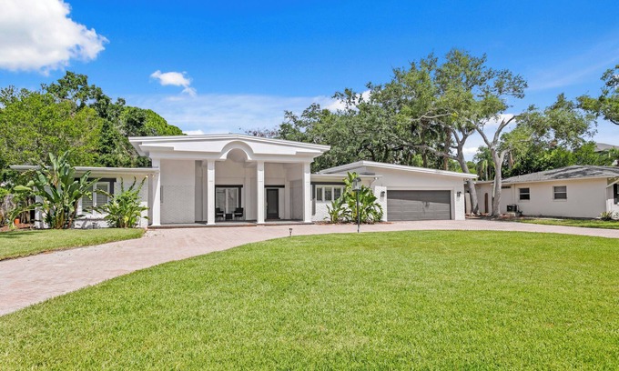 Sunset Park House | Huge Heated Pool I Playground I 6 TVs