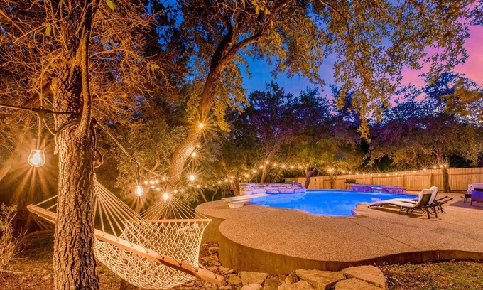 West Oak Hill House | Huge Hideout l Heated Pool l Pool table