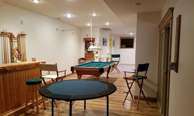 La Pointe House | Huge Home, Beds For 16, Centrally Located, Between Both Town and State Parks