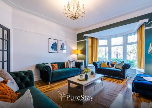 Headingley House | Huge House in Headingley Leeds - 6 Bedroom - 10 actual Beds - Sleeps 13 - by PureStay Accommodation