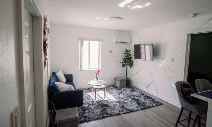 Edgewood House | Huge House w Yard 3bd3ba 2kitchens Ft Lauderdale airport dwntn bch Entire Duplex