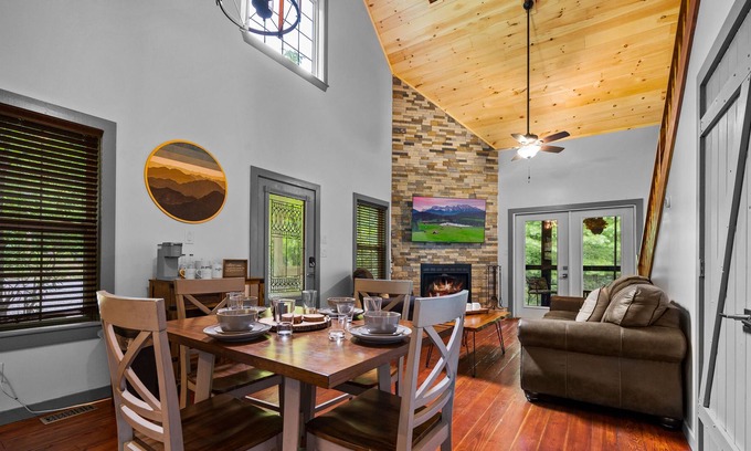 Townsend Cabin | Huge Jetted Tub | Screened Porch | Cades Cove