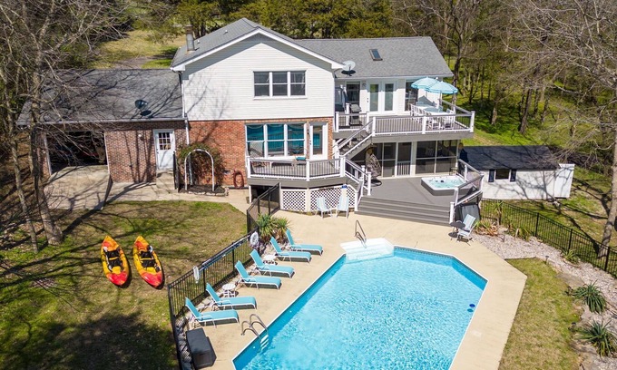 Hendersonville House | Huge Lake house with Pool, Hot Tub & Fire Pit… near Nashville!!!