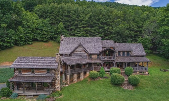 Altamont Cabin | Huge Log Cabin with Pool Table, 25 ft Ceilings, near Linville Falls, Sugar Mtn Skiing