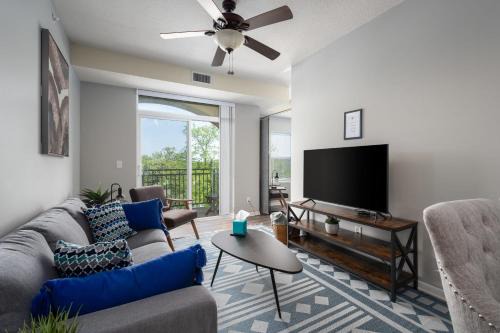 Kutzky Park Apartment | HUGE New Apartment, Free Parking, Near Mayo!